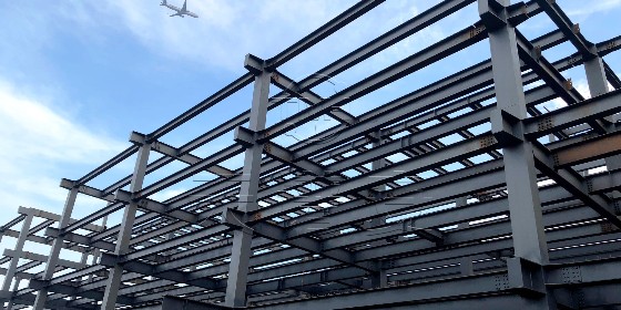 鋼結(jié)構(gòu)施工過程中，鋼結(jié)構(gòu)生產(chǎn)廠家怎樣保證鋼構(gòu)工程順利進(jìn)行