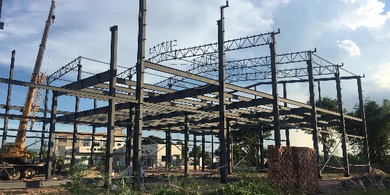 在鋼結(jié)構(gòu)廠房造價(jià)中，鋼結(jié)構(gòu)生產(chǎn)廠家怎么避免超出預(yù)算的