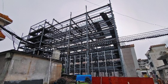 鋼結(jié)構(gòu)廠家在鋼結(jié)構(gòu)平臺安裝施工要注意哪些事項